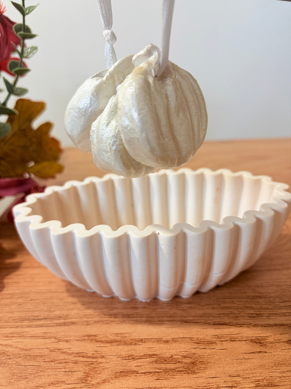 Halloween ribbon pumpkins with wavy bowl